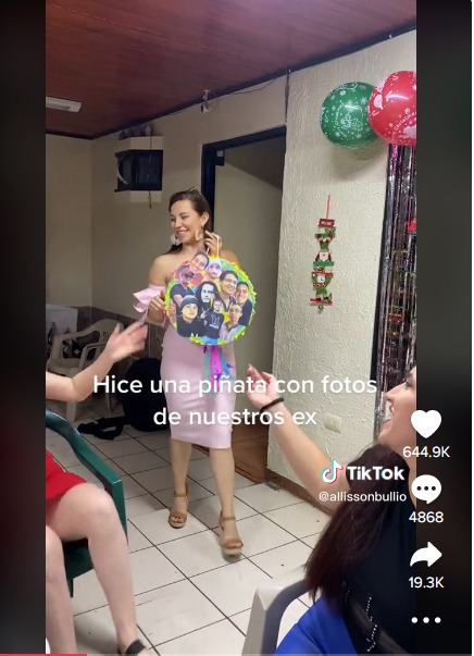 Chica hace piñata con las caras de los ex