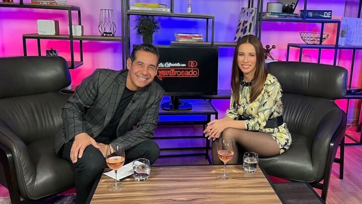 Fotografía de Yordi Rosado junto a Ingrid Coronado durante su entrevista para el canal de YouTube de Yordi 