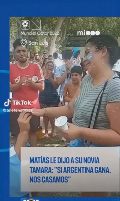 joven proponiendo matrimonio a su novia tras el triunfo de Argentina en la Copa del mundo 