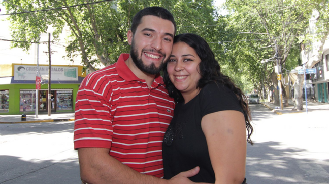 fotografía de un hombre abrazando a su novia en medio de una calle se hicieron virales por pedir matrimonio en festejo de Argentina 
