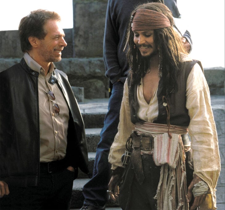 director de cine Jerry Bruckheimer junto al actor Johnny Depp en la grabación de la película Piratas del Caribe 