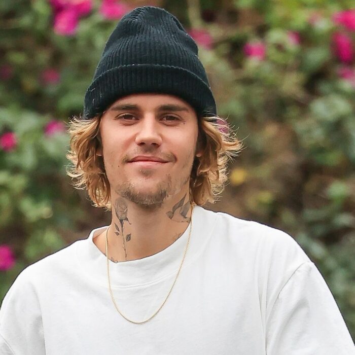 Justin Bieber con playera blanca y gorro negro 