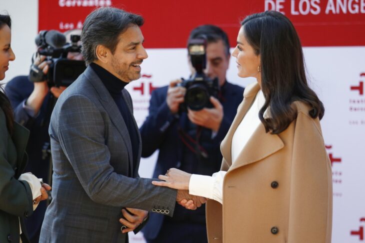 Eugenio Derbez saludando de mano a la reina de españa Letizia 