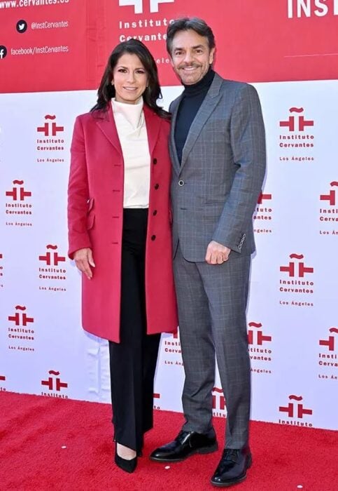 Alessandra Rosaldo posando junto a su esposo Eugenio Derbez en la inauguración del Instituto de Cervantes en Los Ángeles, California 