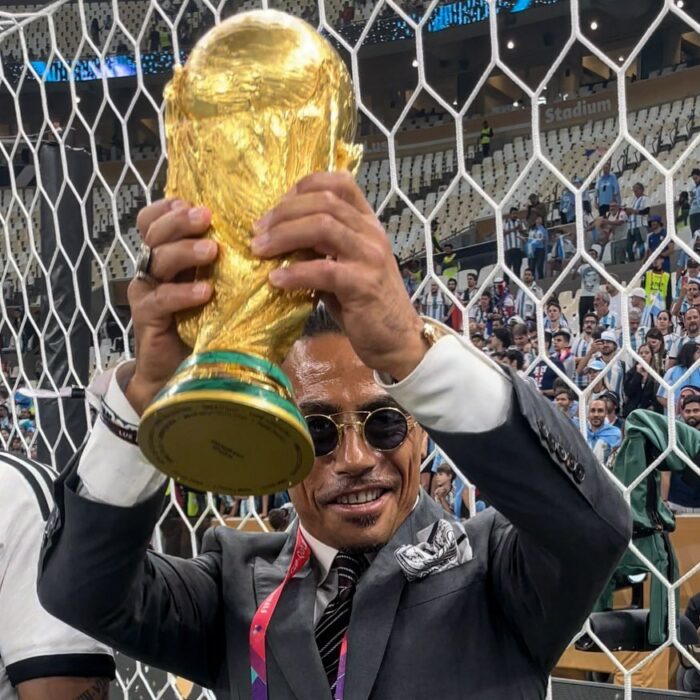 Salt Bae sosteniendo la Copa del Mundo 