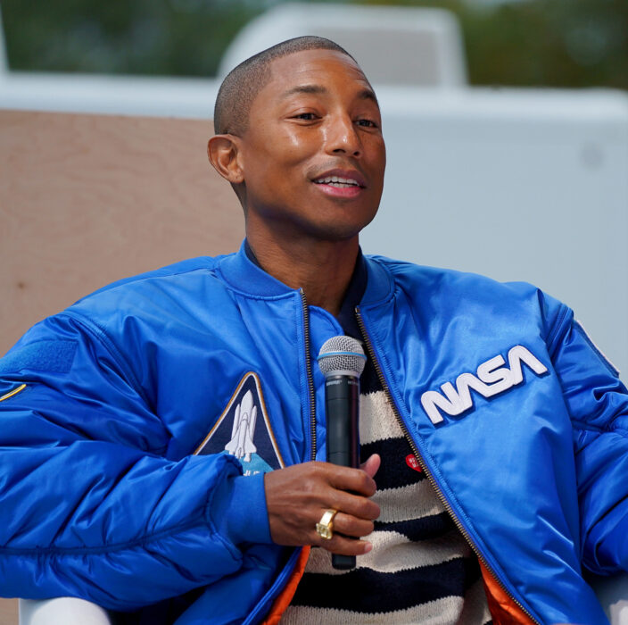 fotografía del cantante Pharrel Williams con una chaqueta azul 