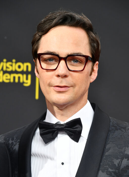 fotografía del actor Jim Parsons en una alfombra roja 