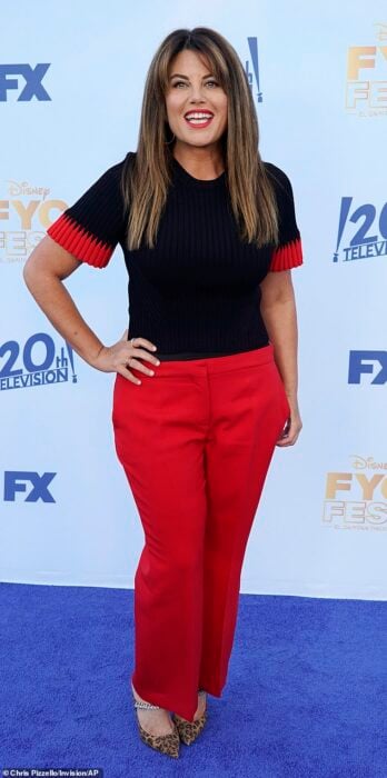 Mónica Lewinsky posando sobre la alfombra roja de un programa de Fox 