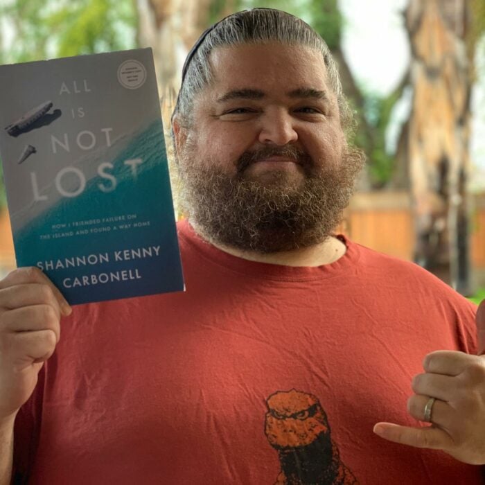 fotografía del actor Jorge García con un libro de All is not lost en la mano 