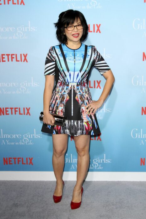 Keiko Agena posando en una alfombra roja de la serie de netflix Gilmore Girls A Year in the Life 