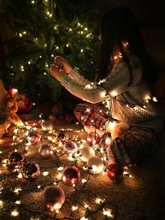 Foto decorando el árbol de navidad