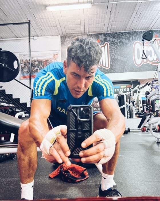 Actor español Mario Casas tomándose una selfie en el gimnasio 