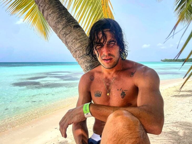 Actor español Mario Casas con el cabello largo en una playa 