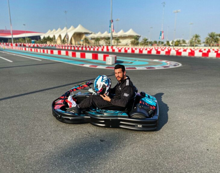 Actor Mario Casas en un mini carrito en una pista de carros