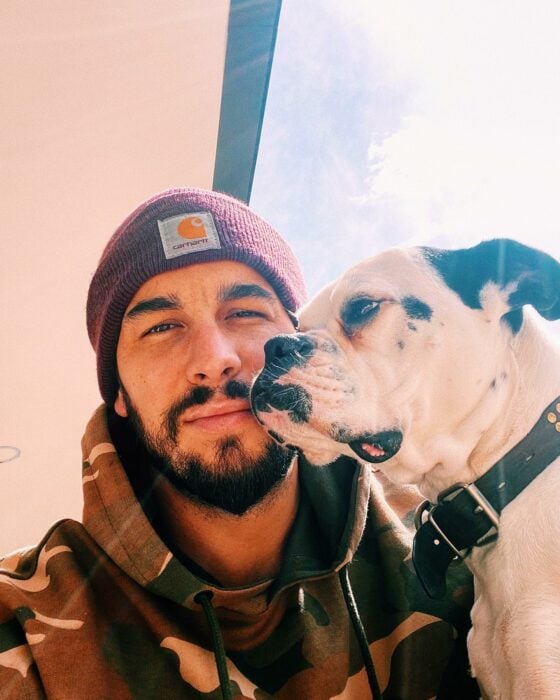 Selfie del actor Mario Casas junto a un perro bulldog francés 