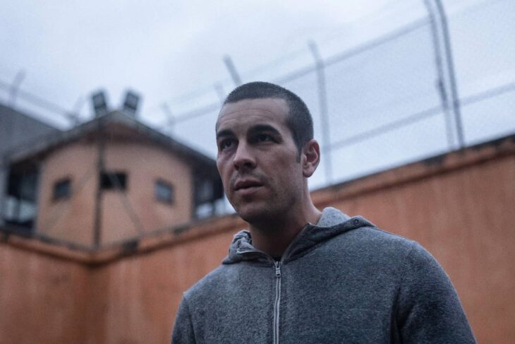 Mario Casas con sudadera gris con cabello corto 