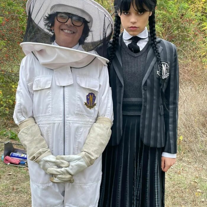 Jenna Ortega junto al actor Percy Hynes White en sus personajes de la serie de Merlina de Netflix 