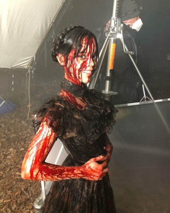 Jenna Ortega vestida de negro cubierta de pintura roja simulando que es sangre en la serie de Netflix Wednesday 