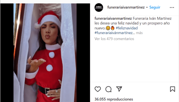 una imagen de Instagram que muestra a una Santa Claus lanzando un beso a la cámara está dentro de un ataúd de madera fina