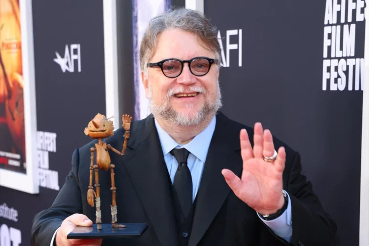 Del Toro con un muñeco de Pinocho 