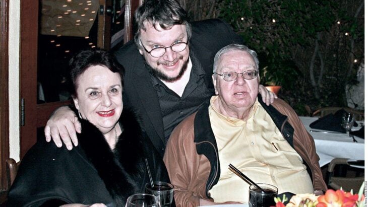 Fotografía en la que aparece Guillermo del Toro enmedio de su madre Guadalupe Gómez y su padre Federico del Toro 