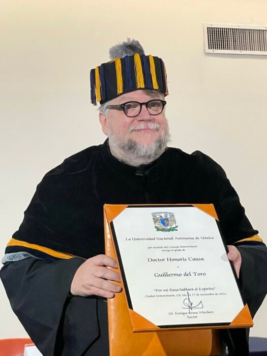 Cineasta Guillermo del Toro mostrando su reconocimiento como doctor honoris causa otorgado por la UNAM 