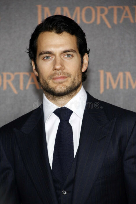 Henry Cavill posando en traje de vestir 