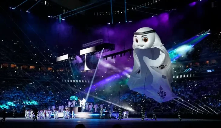 imagen de la inauguración del mundial de Catar 2022 un despliegue de luces de colores y gente bailando