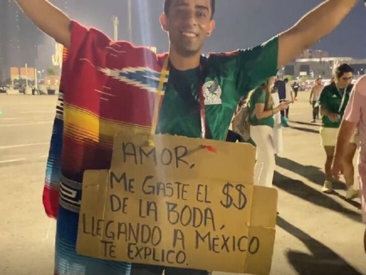 aficionado mexicano en el mundial de Catar camina por la calle con un cartel con un mensaje para su prometida lleva puesta la playera de la selección mexicana de futbol 