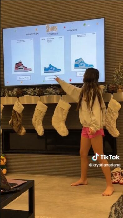 imagen que muestra a una chica exponiendo a sus padres los regalos que quiere para Navidad