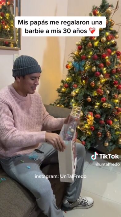 Influencer Un tal Fredo recibe la muñeca que siempre quiso en navidad