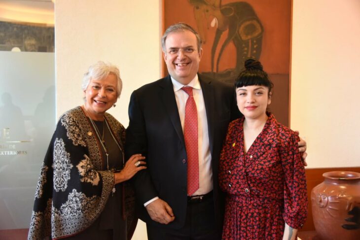 Mon Laferte con Marcelo Erbrard y senadora 