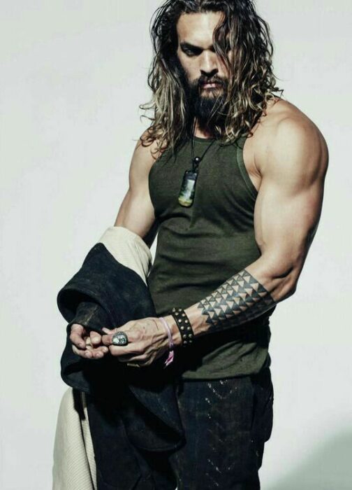 Jason Momoa posando para revista 