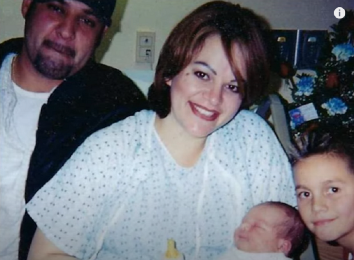 Jenni Rivera cuando se convirtió en madre de su cuarta hija junto a su esposo y el pequeño Johnny 
