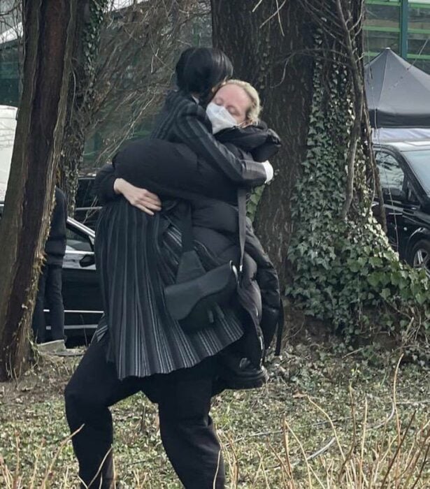 Jenna Ortega y Gwendoline Christie se dan fuerte abrazo
