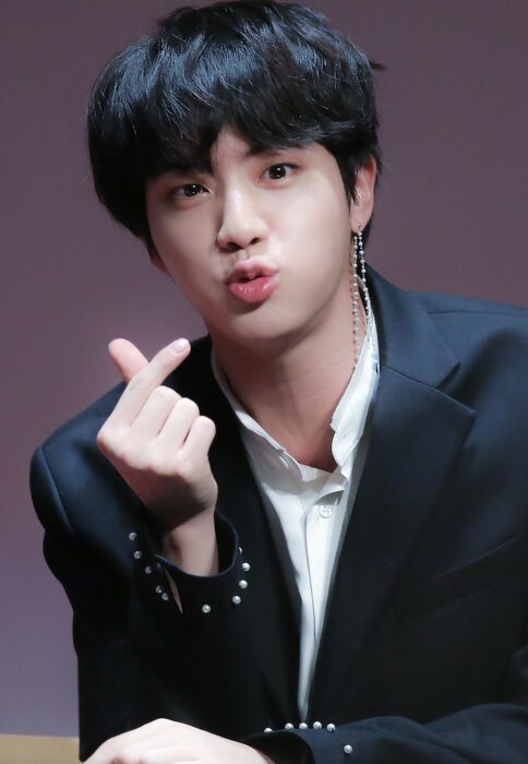 Jin BTS haciendo corazón coreano