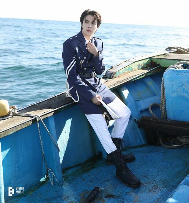 Jin de BTS con traje marinero 