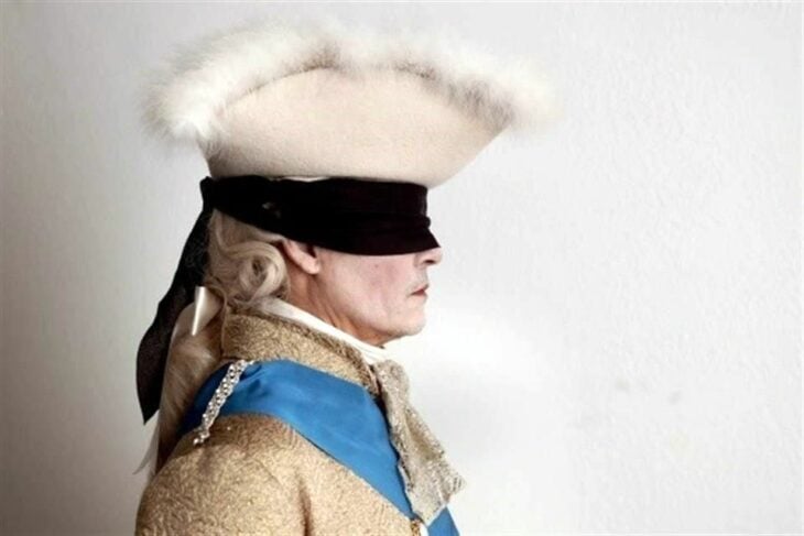 Johnny Depp como rey Luis XV