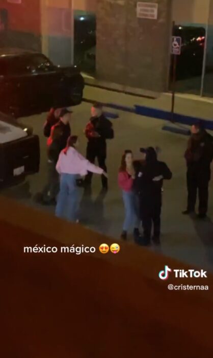 Joven saca a bailar a policía que fueron a detener la fiesta