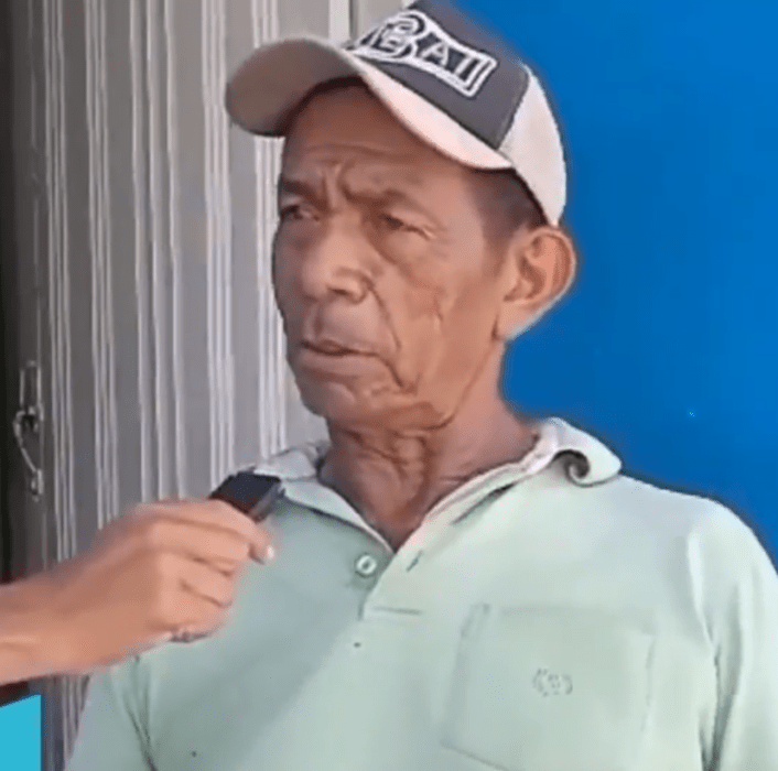 un hombre mayor en entrevista con algún medio de comunicación lleva una playera verde pistache y una gorra crema con el frente gris