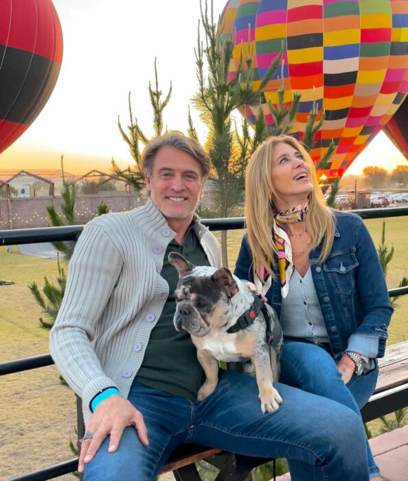 Photograph of actor Juan Soler posing with his girlfriend María José Barbaglia and a French Bulldog 