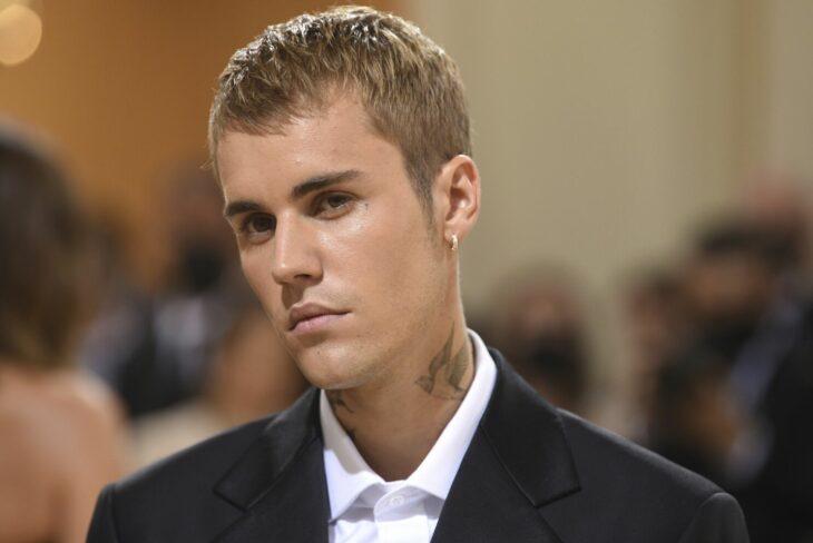 Justin Bieber en traje negro y camisa blanca