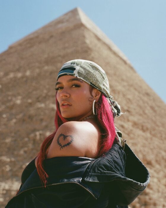 Photograph in the pose of the Colombian singer Karol G in front of a pyramid in Egypt 