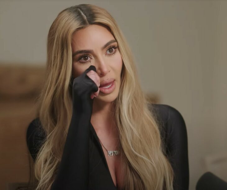 Kim Kardashian llorando durante una entrevista en el podcast IRL transmitido por la cadena CNN