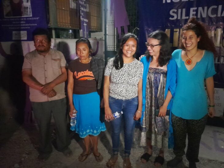 Fotografía que muestra a Aurelia García en compañía de sus padres y sus abogadas defensoras en Iguala, Guerrero