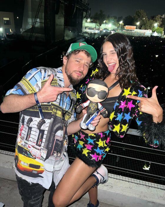 Luisito Comunica posando junto a su novia Ari en una suite del Foro Sol durante el concierto de Daddy Yankee 