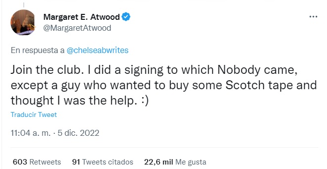 Margaret E. Atwood plática su experiencia en una firma de libros