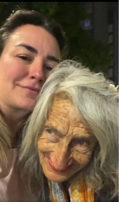 Selfie in which the singer María José appears posing next to an elderly woman who helped her return home 