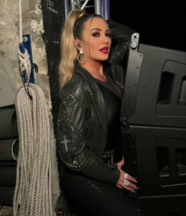 Singer María José posing leaning against a wall next to a pair of speakers