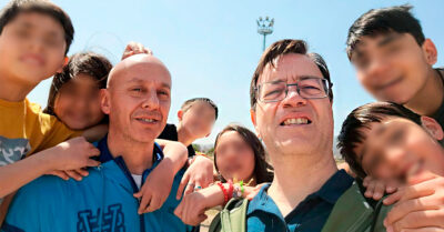 Matrimonio gay adopta a seis niños que pedían no ser separados